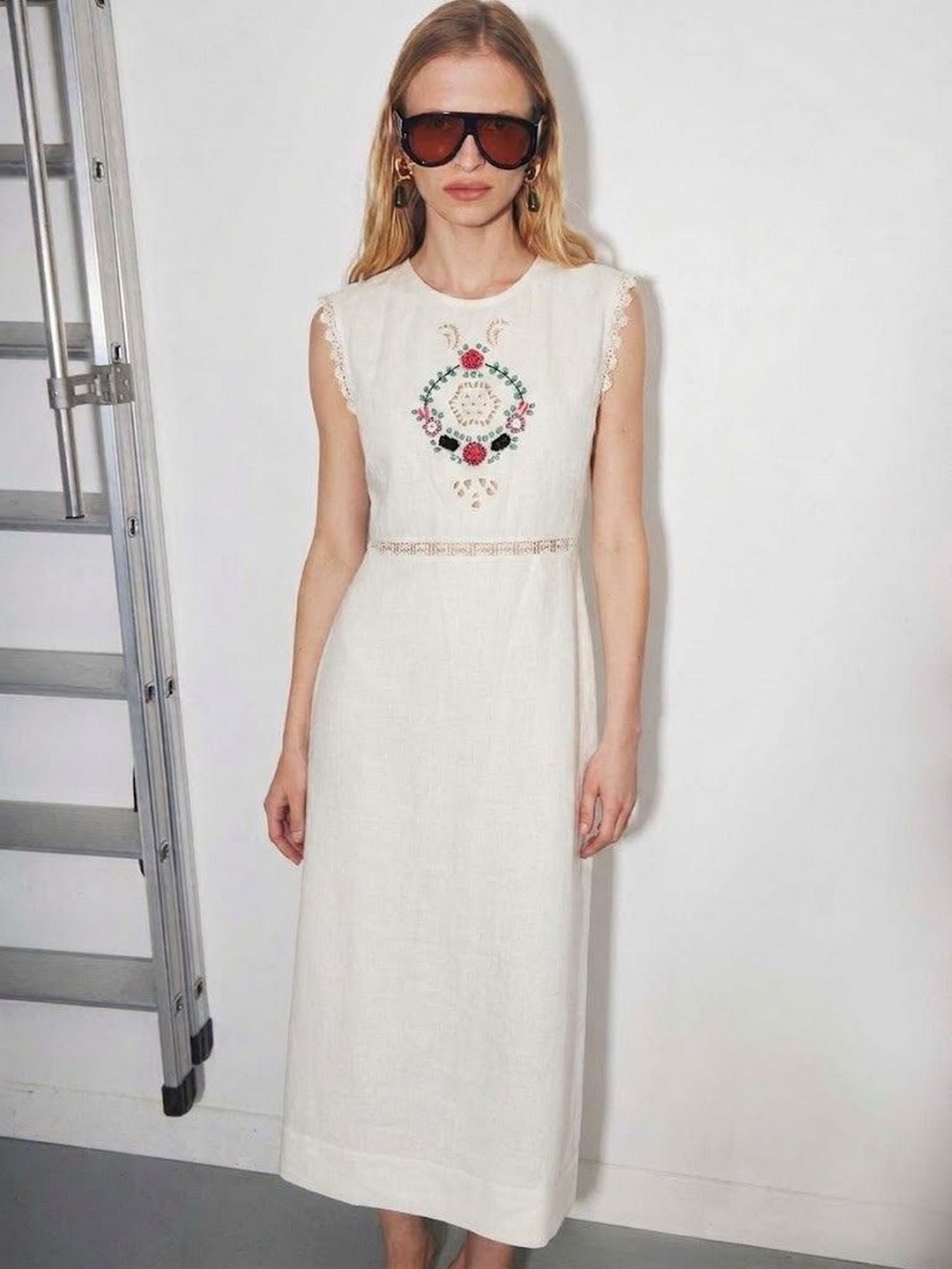 ROZA : Robe longue Noire sans manches avec broderies florales et taille ajourée